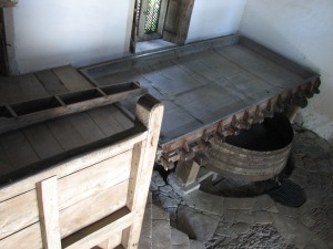 Lacock Abbey Brewhouse: vasca di raffreddamento e tino di fermentazione (con rubinetto e incavo per i barili)